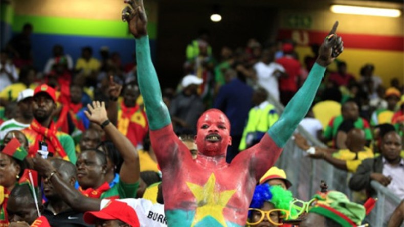 أنصار “الخيول” يكسرون هدوء واغادوغو.. ويغلقون شوارع المدينة