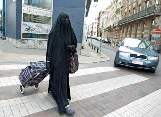 Belgique: rejet d'un recours contre la loi anti-burqa