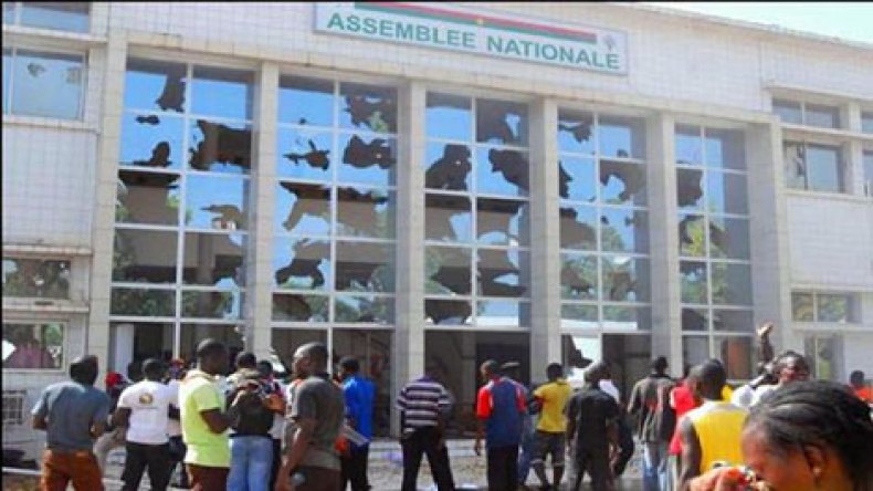 الحكومة البوركينابية تلغي مشروع تعديل دستوري بعد احتجاجات شعبية