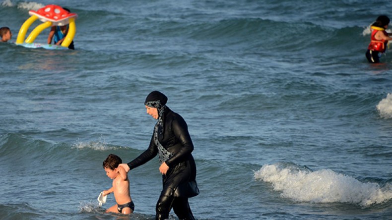 حظر “البوركيني” في فرنسا يصدم البلدان الانجلوسكسونية