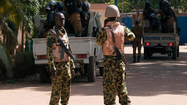 مسلحون يهاجمون مقرا للجيش في بوركينا فاسو