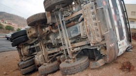 انقلاب شاحنة مسروقة يطيح باللصوص