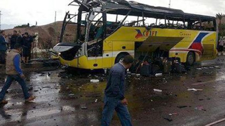 تفجير حافلة سياحية أمام منفذ طابا البري في سيناء