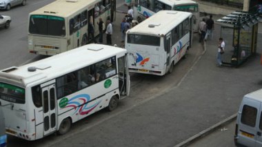Deux conducteurs pour chaque bus et camion de transport de marchandises