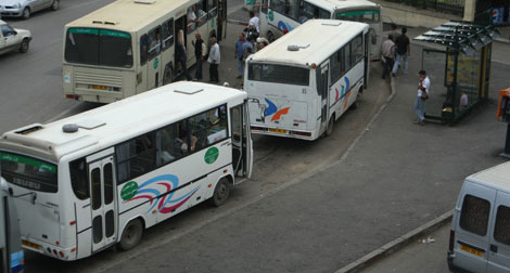 Deux conducteurs pour chaque bus et camion de transport de marchandises