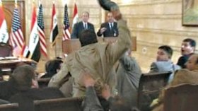 الصحفي قال لبوش مع الحذاء الأول هذه “قبلة الوداع” ومع الحذاء الثاني “هذه هدية العراقيين”، وبوش رد مستخفا مقاس حذاء  الصحفي  10 أي 44