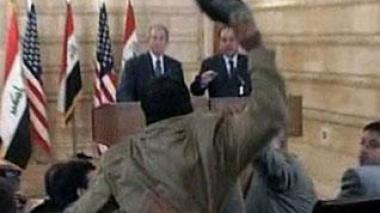 Une chaussure pour Bush en Irak