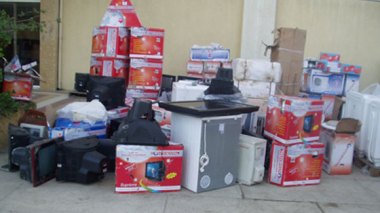 « Butins» volés lors des manifestations vendus au dinar symbolique :  écrans TV plasma à 1000 DA, climatiseurs à 1 500 DA et baskets Adidas 100 DA!