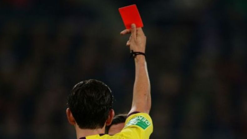 7 بطاقات حمراء في مباراة واحدة!