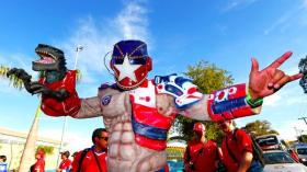 مناصرون شيليون ساخطون يجتاحون الملعب بعد مواجهة إسبانيا