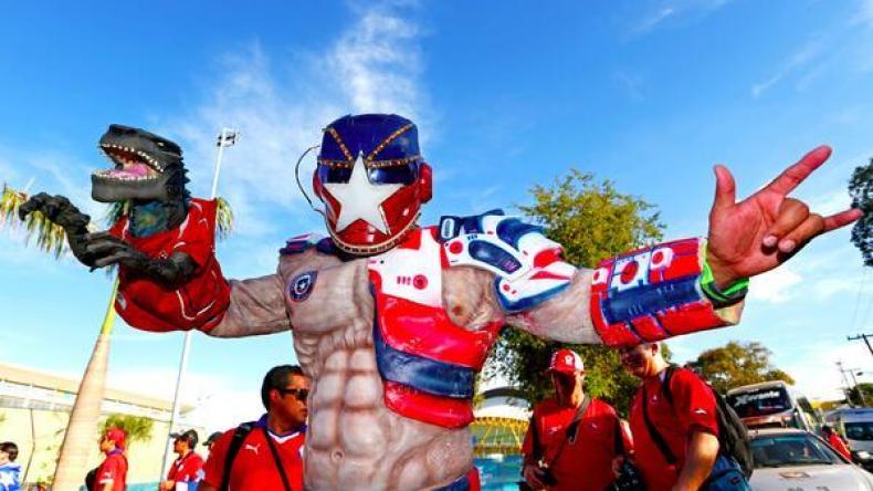 مناصرون شيليون ساخطون يجتاحون الملعب بعد مواجهة إسبانيا