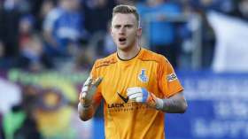 الحارس الغبيّ.. ذهب لِيشرب الماء فاهتزّت شباكه!