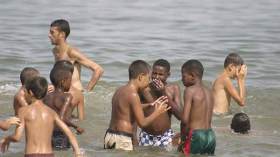 من لهيب الحرارة إلى زرقة البحر.. هكذا يقضي أطفال الجنوب عطلتهم
