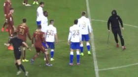 مُشاغب كرواتي يُهدّد الحكم بِقضيب معدني!