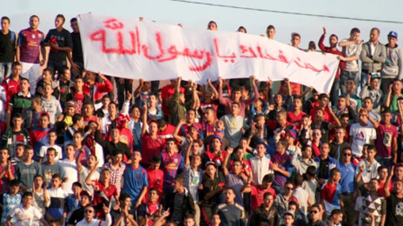 رياضيون ومشجعوا كرة القدم ينصرون رسول الله من الملاعب