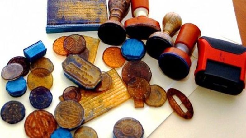 فتاة تقود شبكة تزوير أختام البلديات لبيع سكنات وهمية بوهران