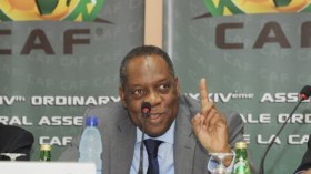 “الكاف” قد تسحب تنظيم “كان 2017” من ليبيا والجزائر أول مستفيد