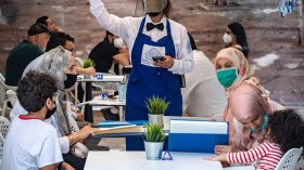 إقبال كبير على المطاعم والمقاهي بعد إعادة فتحها