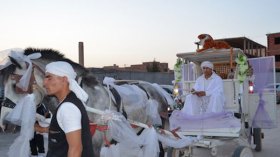 عربات ملكية تزف العروس بـ 4 ملايين سنتيم لمسافة 2 كلم فقط!