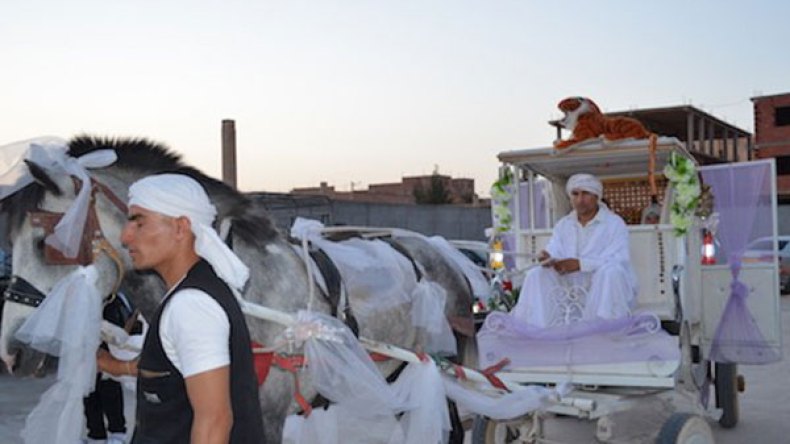 عربات ملكية تزف العروس بـ 4 ملايين سنتيم لمسافة 2 كلم فقط!