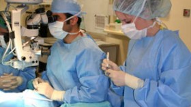 أطباء وممرضون وقابلات يتنقلون بين أجنحة المستشفى دون كمامات طبية