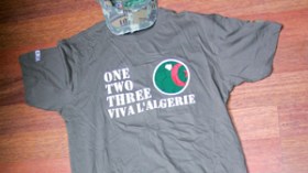 سيدة جزائرية تصمم لباسا موحدا لمناصري الخضر بجنوب إفريقيا