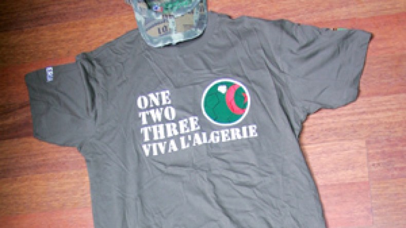 سيدة جزائرية تصمم لباسا موحدا لمناصري الخضر بجنوب إفريقيا