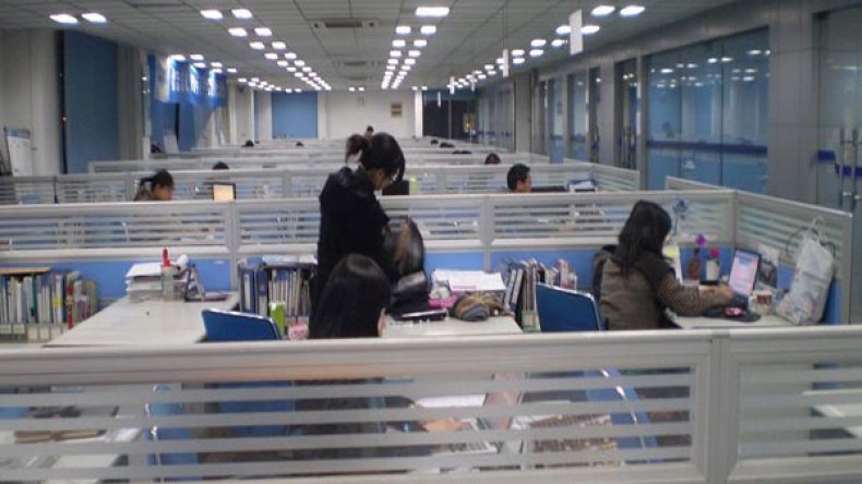 القبض على 3 موظفين وضعوا كاميرات لمراقبة مكاتب النساء