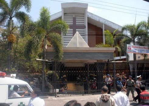 Indonésie: un kamikaze se fait exploser à la sortie d'une église