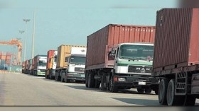 شاحنات محملة بالبضائع الجزائرية تنتظر على الحدود