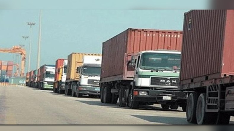 شاحنات محملة بالبضائع الجزائرية تنتظر على الحدود