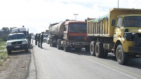 منع الشاحنات التي تنقل حمولات زائدة من دخول الطريق السيار