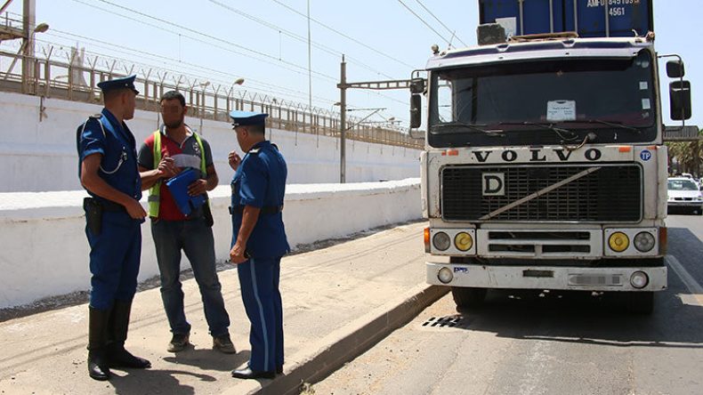 تجميد قرار شهادة الكفاءة لسائقي مركبات البضائع ونقل الأشخاص