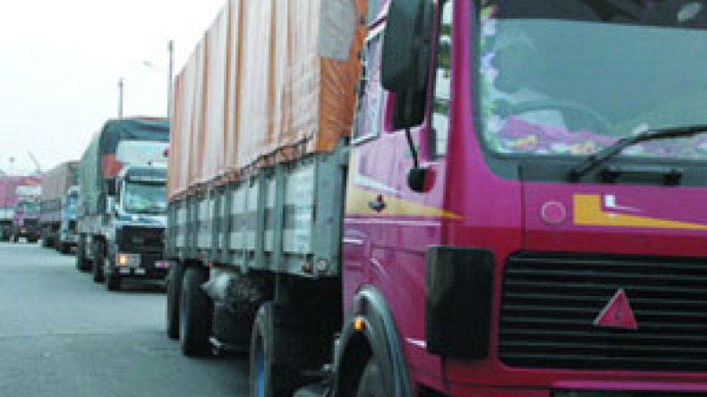 السلطات الليبية توافق على عبور 100 شاحنة جزائرية نحو غزة