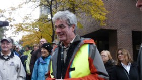 كندي يطوف العالم راجلا