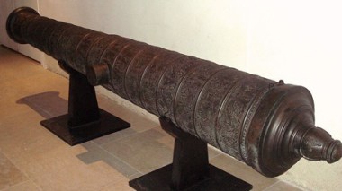 Algerian naval forces make replica of historical canon stolen by The French colonials