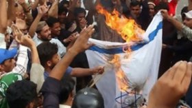 آلاف المتظاهرين بنواقشط يطالبون القادة العرب  بمواقف “حازمة” تجاه  إسرائيل