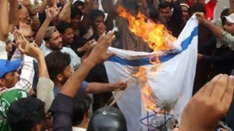 آلاف المتظاهرين بنواقشط يطالبون القادة العرب  بمواقف “حازمة” تجاه  إسرائيل