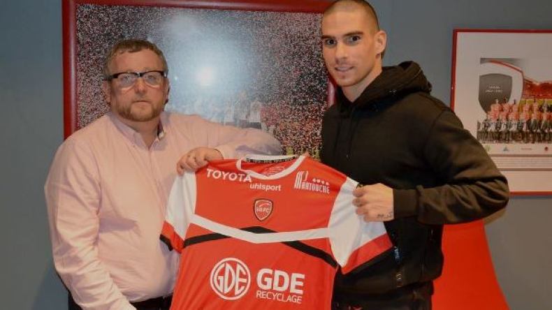 مجاني سيرتدي قميص فالونسيان رقم “12”