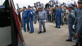 “طوابير” طويلة لاستقبال القافلة وتحية أعضائها من مغنية إلى العاصمة