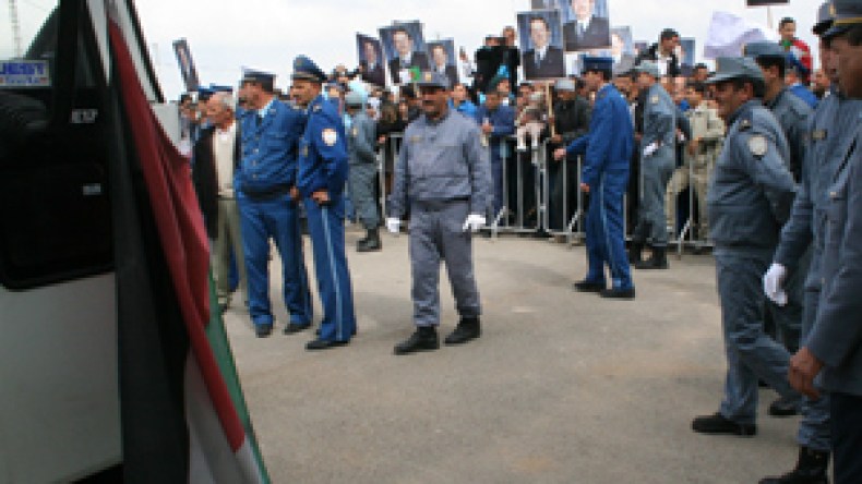 “طوابير” طويلة لاستقبال القافلة وتحية أعضائها من مغنية إلى العاصمة