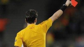 حكم أرجنتيني يوزّع 12 بطاقة حمراء لفض”معركة ضارية”