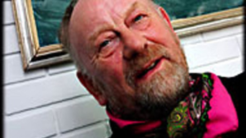 صاحب  الرسومات  المسيئة  للإسلام  ينجو  من  محاولة  اغتيال