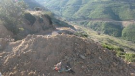 نفايات‭ ‬سامة‭ ‬تهدّد‭ ‬سدّ‭ ‬قدارة‮.. ‬وتفجيرات‭ ‬المحاجر‭ ‬تردم‭ ‬مقابر‭ ‬بموتاها