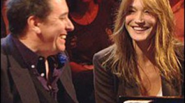 Carla Bruni wakes Nicolas Sarkozy up with her songs