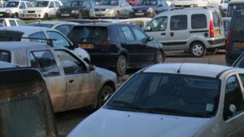 الأزمة المالية تغلق بعض مصانع السيارات بأوروبا