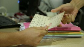 الاشتباه في تزوير 297 رخصة سياقة وبطاقات رمادية بالبيّض