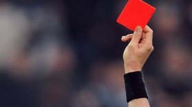 حكم يشهر 7 بطاقات حمراء خلال دقيقة واحدة بالقل