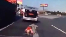 سقوط طفل من مؤخرة السيارة دون ملاحظة السائق!