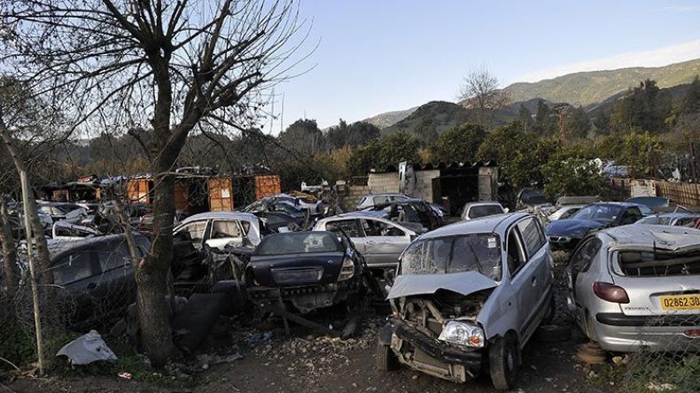 مقابر السيارات.. هنا تفكك وتباع مركبات “أونساج”